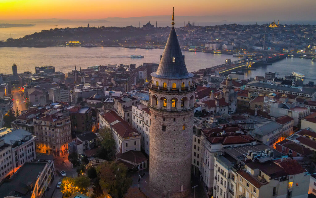 Antalya ou Istanbul ? Comparaison complète des voyages à Istanbul ou à Antalya-GALATA
