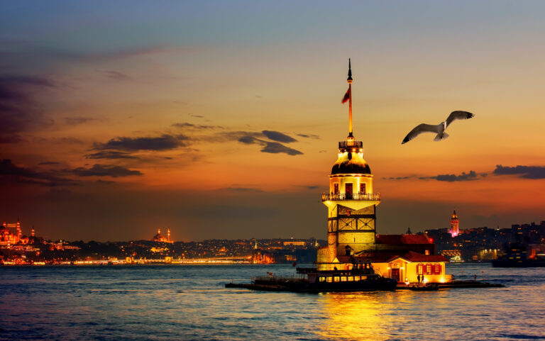 Üsküdar est l'un des quartiers qui méritent d'être visités chaque centimètre carré d'Istanbul avec ses 7 collines. Elle attend d'être découverte avec ses mosquées historiques, La tour de Léandre d'Üsküdar, exemple d'élégance, et ses bains authentiques.